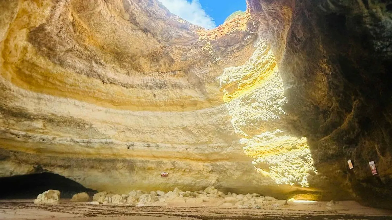 Grotte de Benagil vue depuis un kayak en Algarve