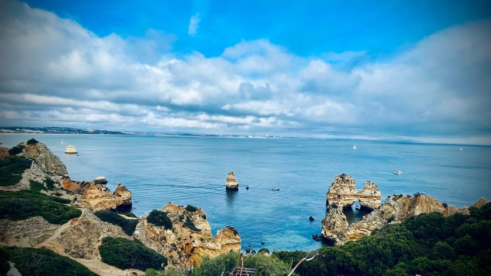 Falaises dorées et mer turquoise de Lagos en Algarve au Portugal