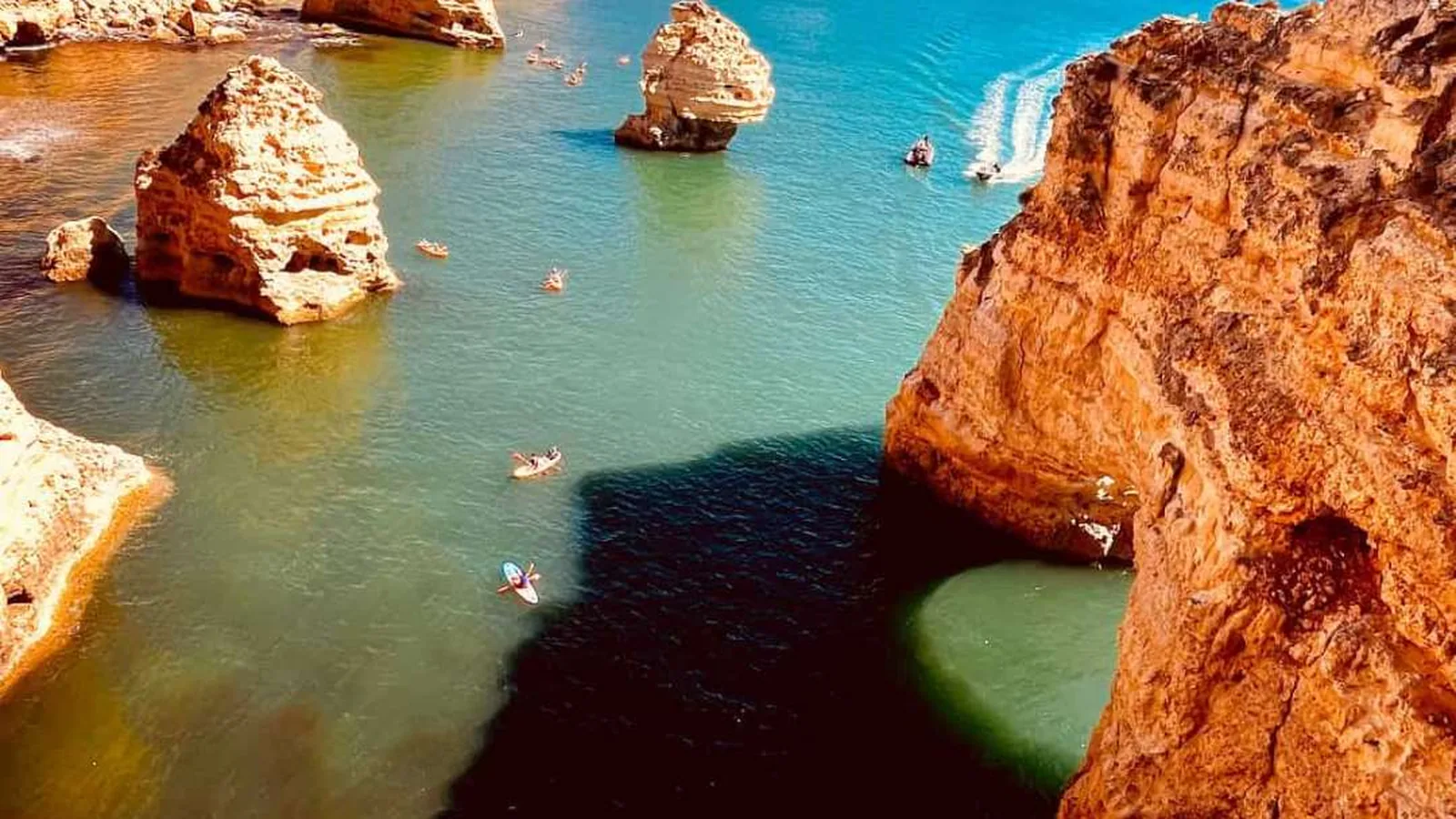 Falaises dorées et mer turquoise de Lagos en Algarve au Portugal