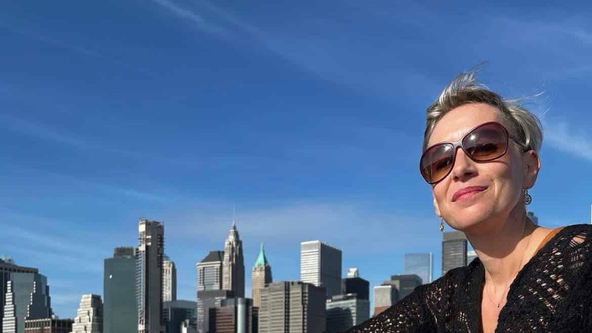 Dorothée, travel planner, sur le pont de Brooklyn avec la skyline de Manhattan