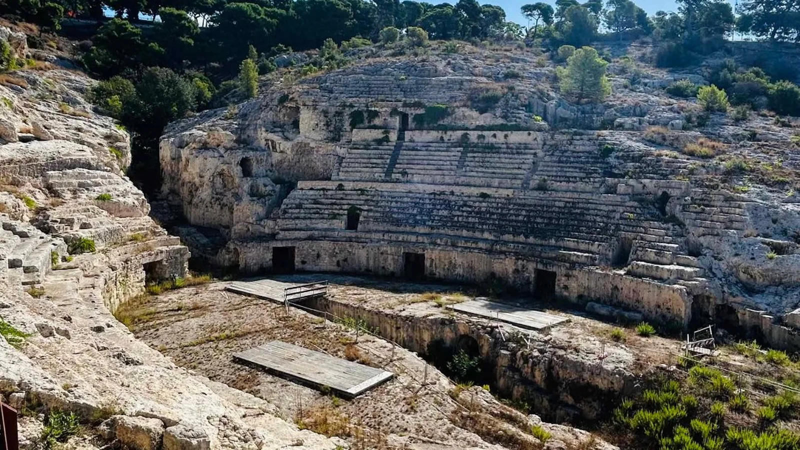 Amphithéâtre romain de Cagliari sous le soleil de Sardaigne