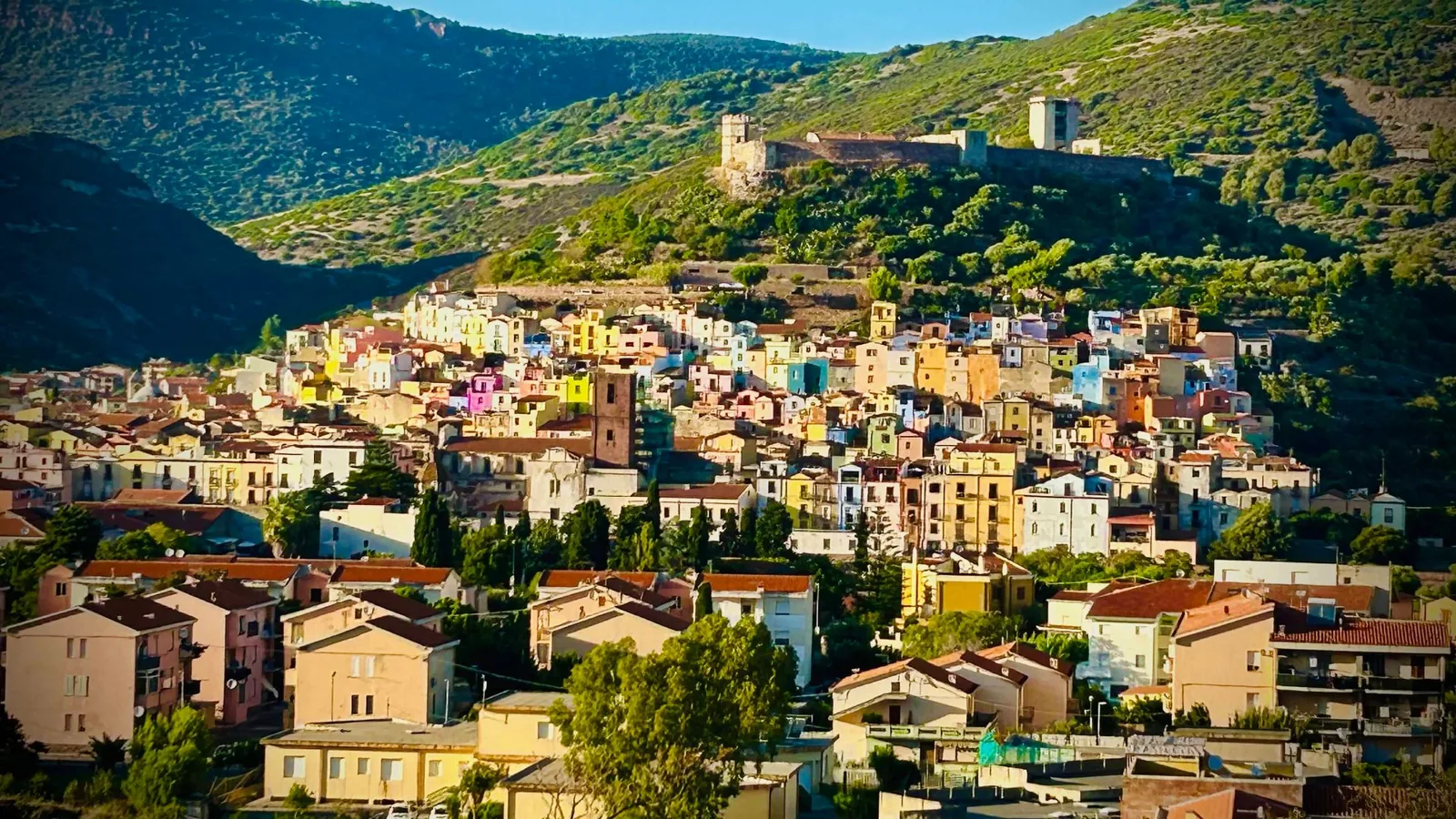 Maisons colorées du village de Bosa en Sardaigne au coucher du soleil