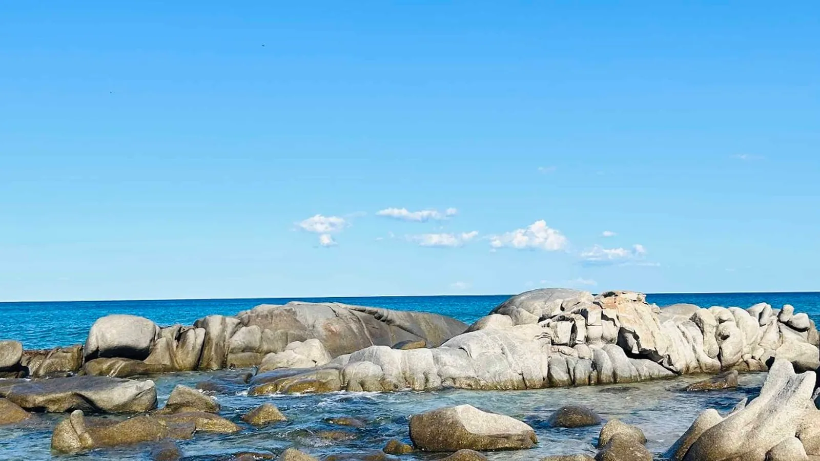 Plage sauvage de Sardaigne avec rochers de granit et eau turquoise
